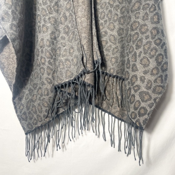 Woolrich gray leopard print open front blanket poncho | onesize, animal pattern - Picture 5 of 6